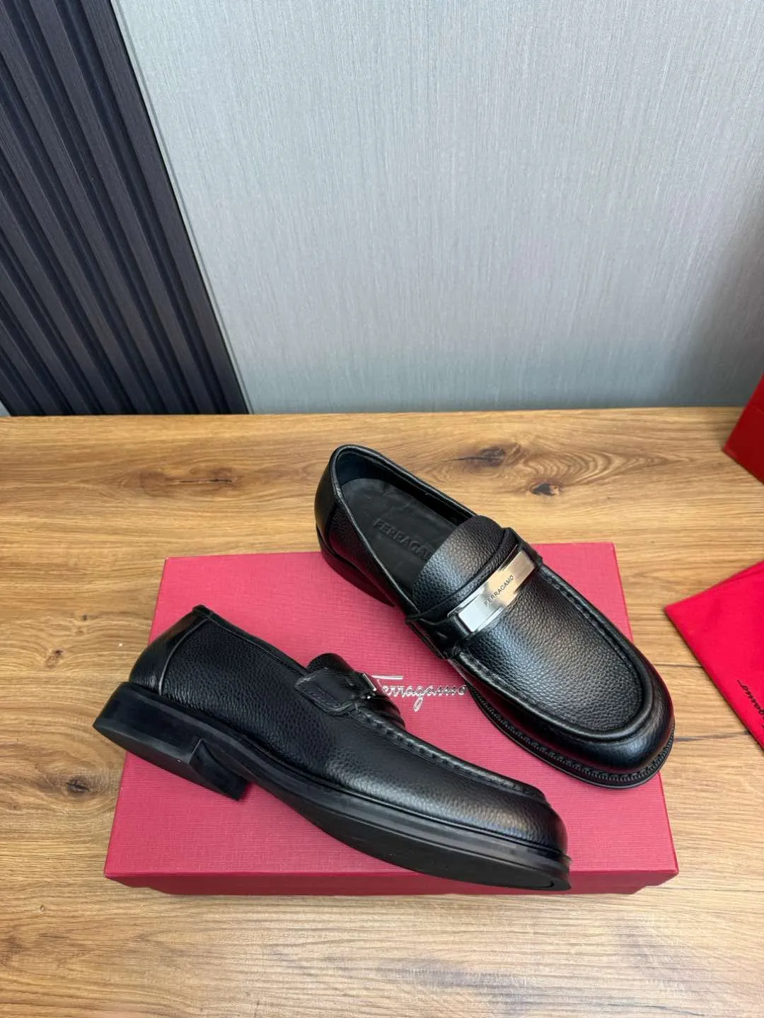 Men's shoes 💰880💰 Ferragamo. [Ferragamo] men's thick-soled loafers, the latest hot style, 1:1 original purchase quality, top quality, imported open-edge beaded cowhide leather on the upper, hand-made three-dimensional stitching highlights the round toe design, the inner foot pads are all imported cowhide, with original lightweight foam outsole, matching code 39-44, (38, 45 custom-made, non-refundable)